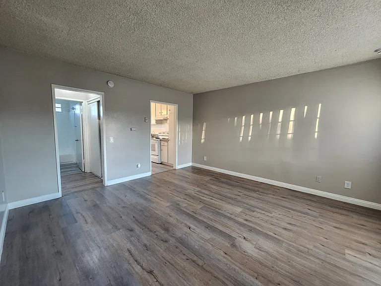 8542 Columbus Ave — Photo 4