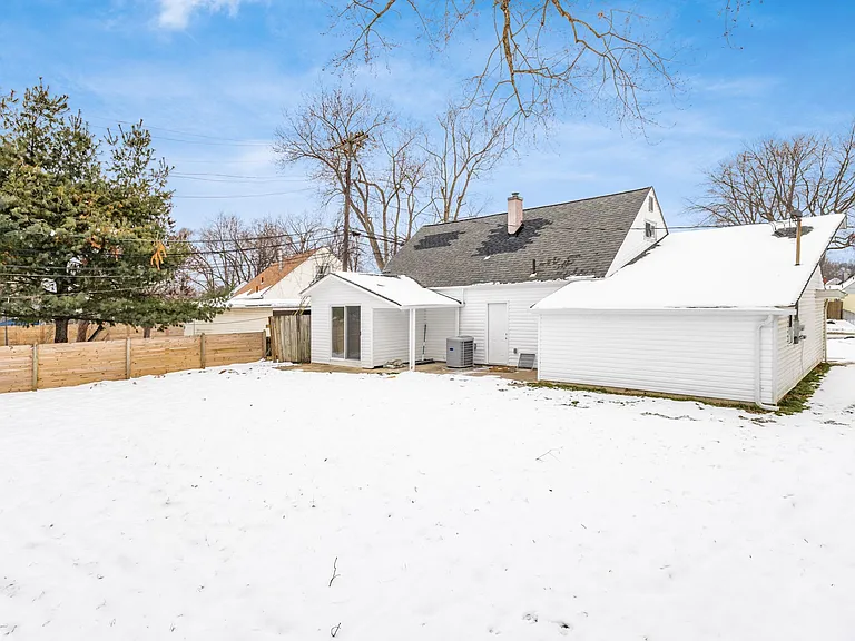 565 Virginia Cir W — Photo 29