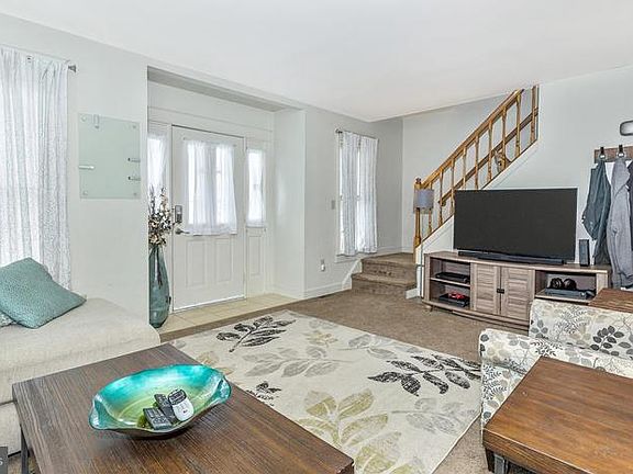 3rd image of 635 Knightsbridge Dr