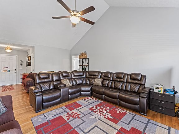 5th image of 121 Buttonwood Dr