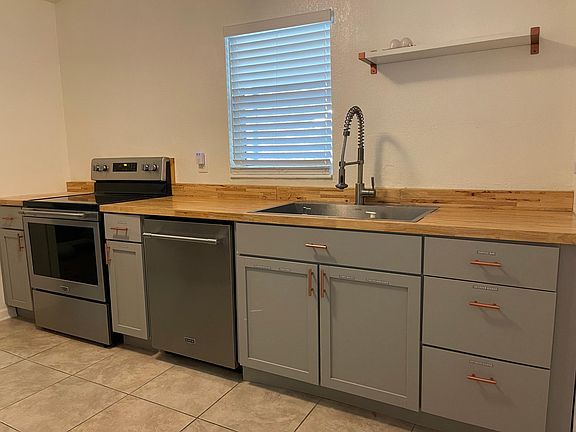 3rd image of 905 Barcia Dr