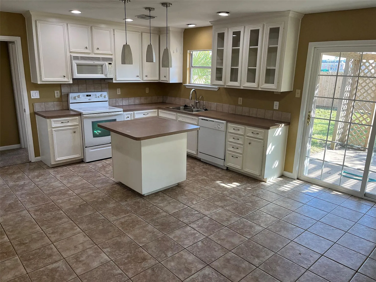 3 bed, 1.0 bath, 1134 sqft, $1,800 — Photo 2