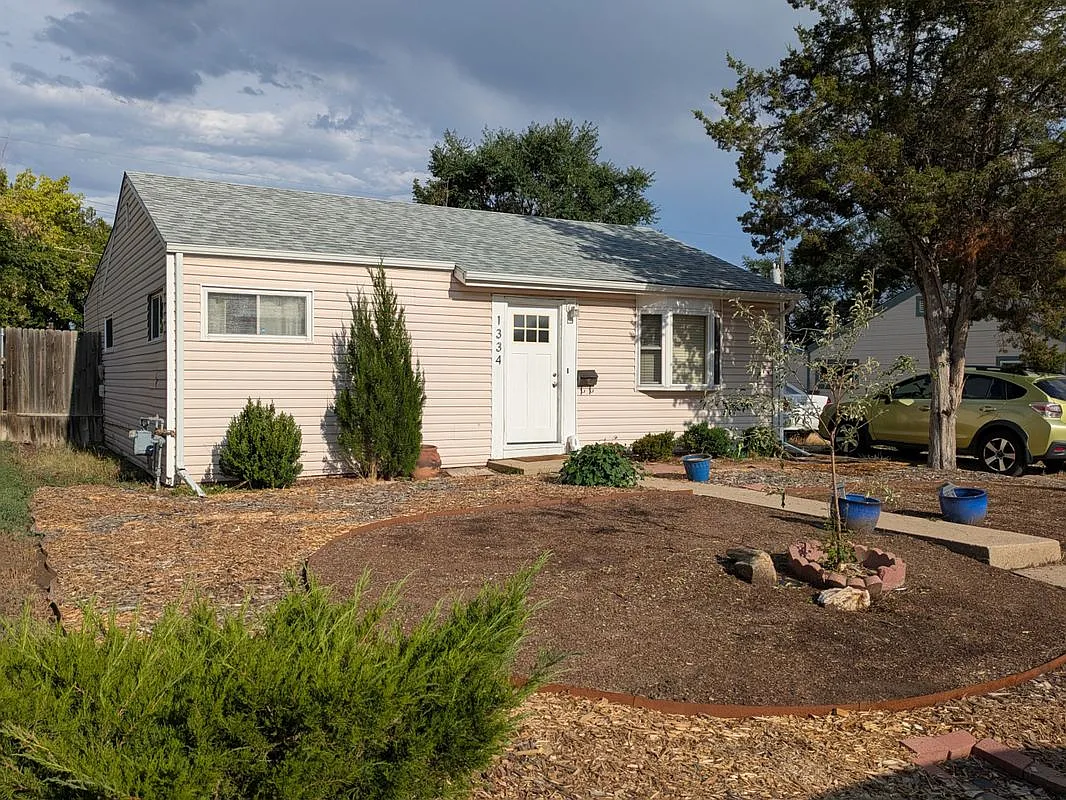 3 bed, 2.0 bath, 1159 sqft, $2,330 — Photo 2