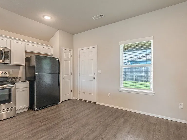 992 E Starling St — Photo 7