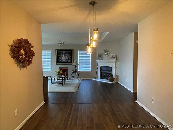 5th image of 141 W Fairlane Pl