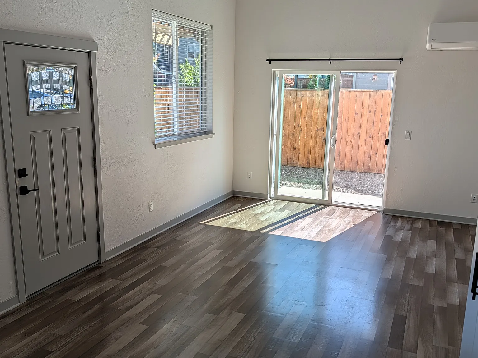 3 bed, 2200 sqft, $2,200 — Photo 3