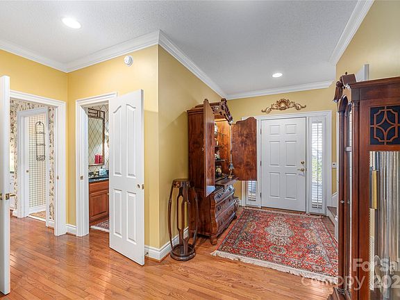 5th image of 42 Tiverton Ln