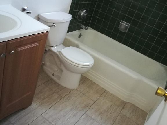 4th image of 15509 Victory Blvd APT D