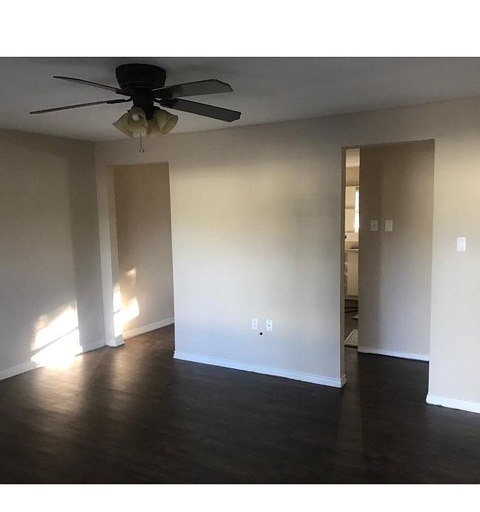 2nd image of 925 S La Salle Dr