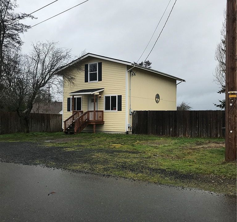 Huge back yard fully fenced, with alley access. Perfect for gardening and yard games. Or build an ADU or a garage. 