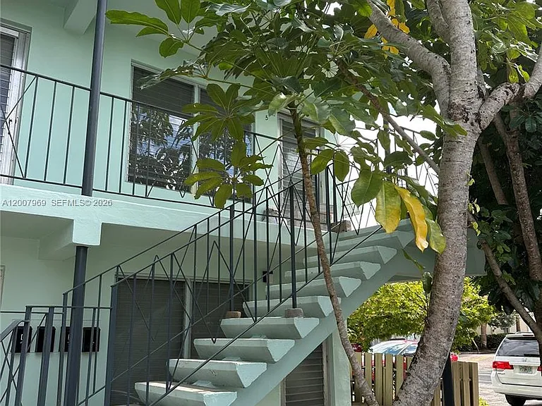 2301 NE 2nd St #6 — Photo 3