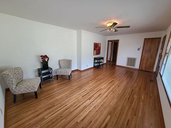 2nd image of 3245 Knobview Dr