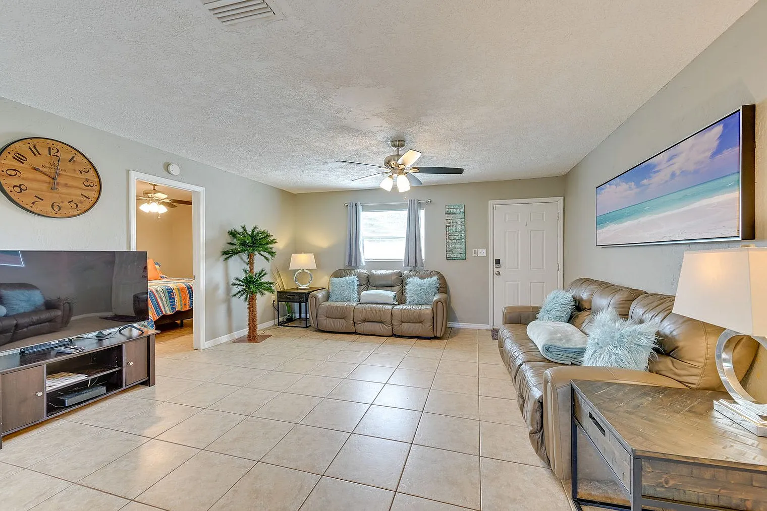 3 bed, 1.0 bath, 1194 sqft, $2,661 — Photo 3