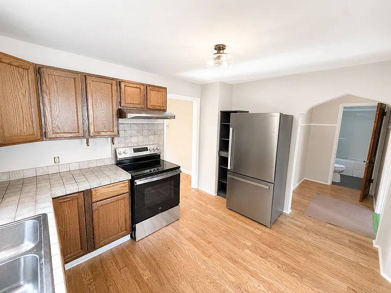 eat-in kitchen w/brand new appl's!