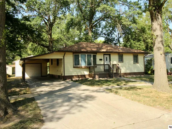 715 Oak Ave, Crete, NE 68333