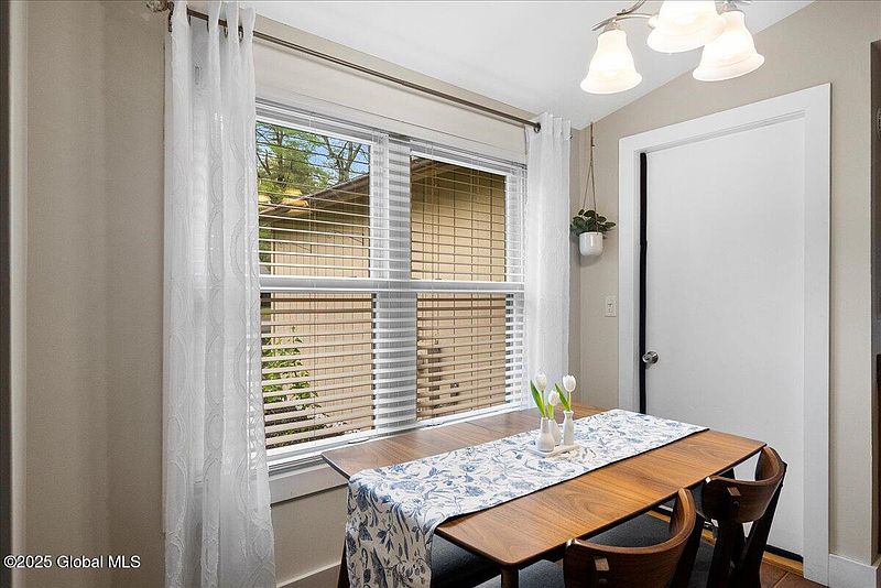 4th image of 31 Thimbleberry Road