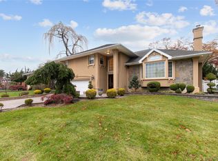 188 Rhododendron Dr, Westbury, NY 11590