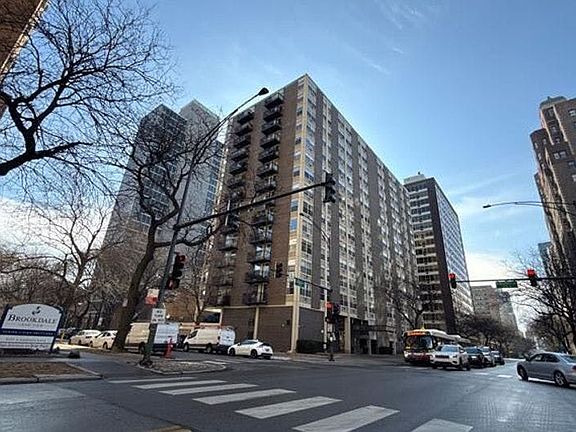 3rd image of 3033 N Sheridan Rd APT 403