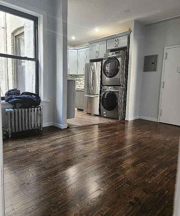 1st image of 572 Maple St APT 1