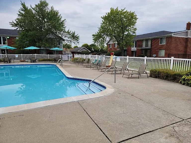 Carriage Hill Apartments - Dearborn Heights, MI — Photo 30