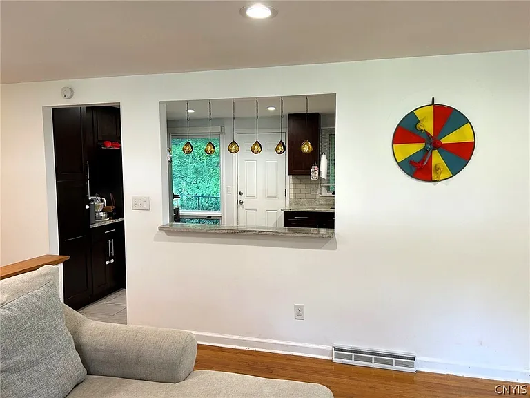 302 Oakridge Dr — Photo 6