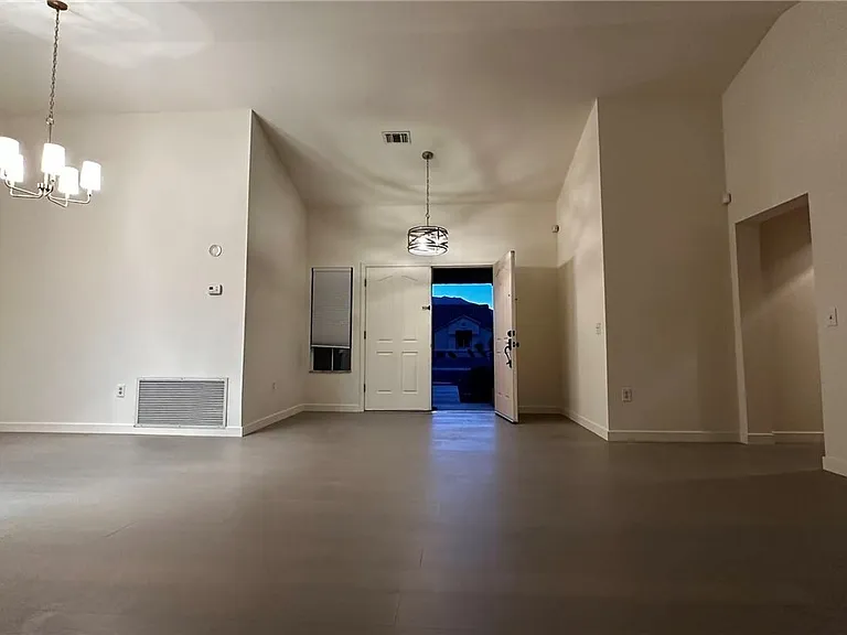 2716 Legend Dr — Photo 2