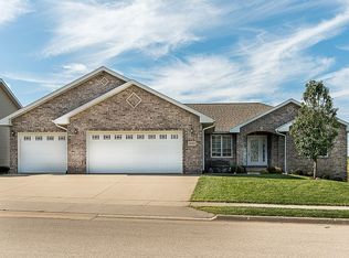 6645 Kingsley Ln, Dubuque, IA 52003