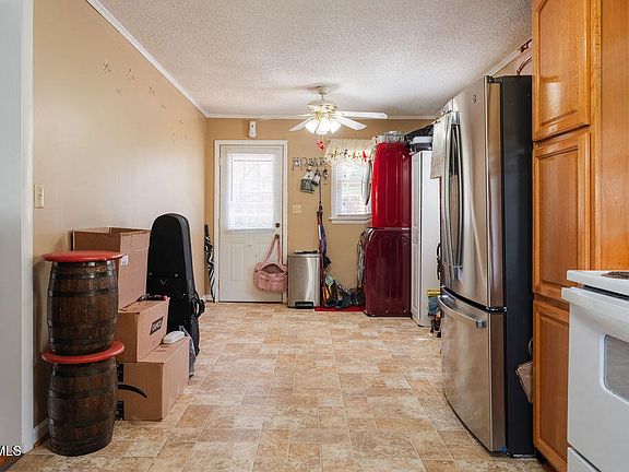 4th image of 139 Miller Ave