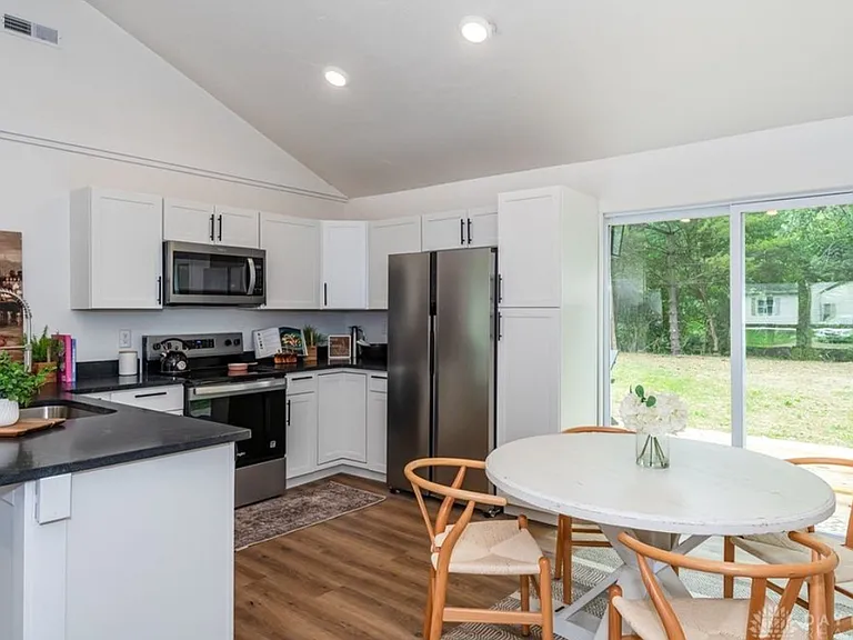 457 Marchmont Dr — Photo 14