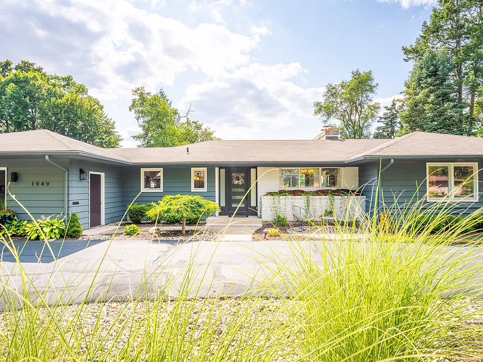 1949 Meadowfield Dr NE