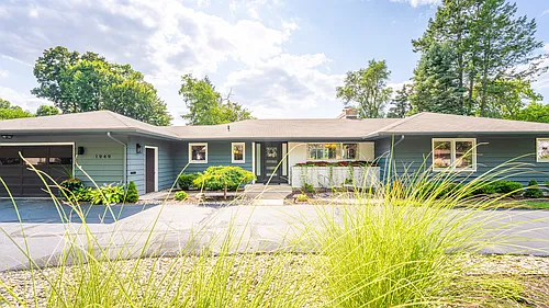 1949 Meadowfield Dr NE Photo 1