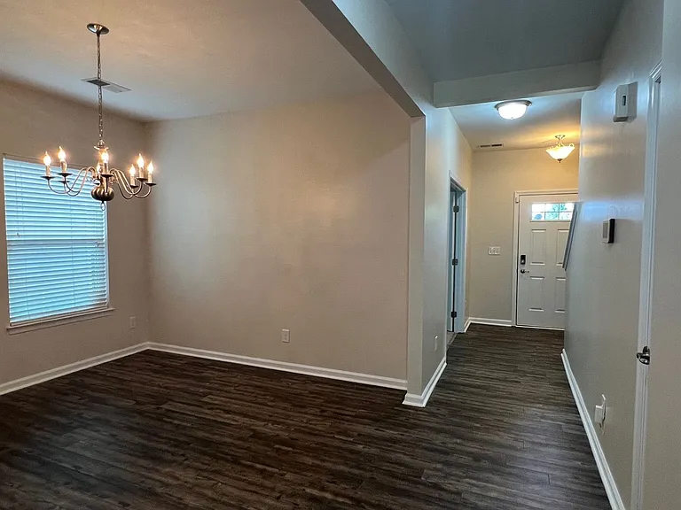 207 Elba Dr — Photo 2