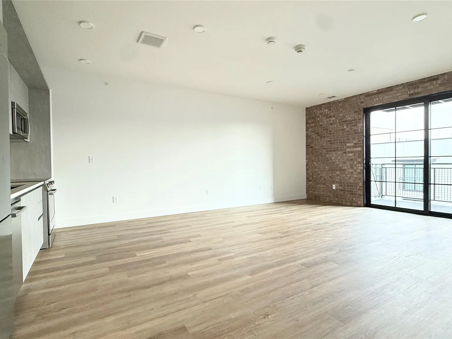 1 bed, 1.0 bath, 811 sqft, $2,100 — Photo 3