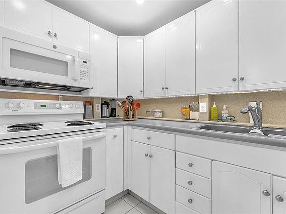 2nd image of 2035 Ventnor H #2035