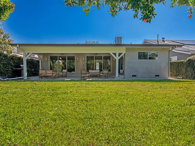 6561 Lasaine Ave — Photo 49