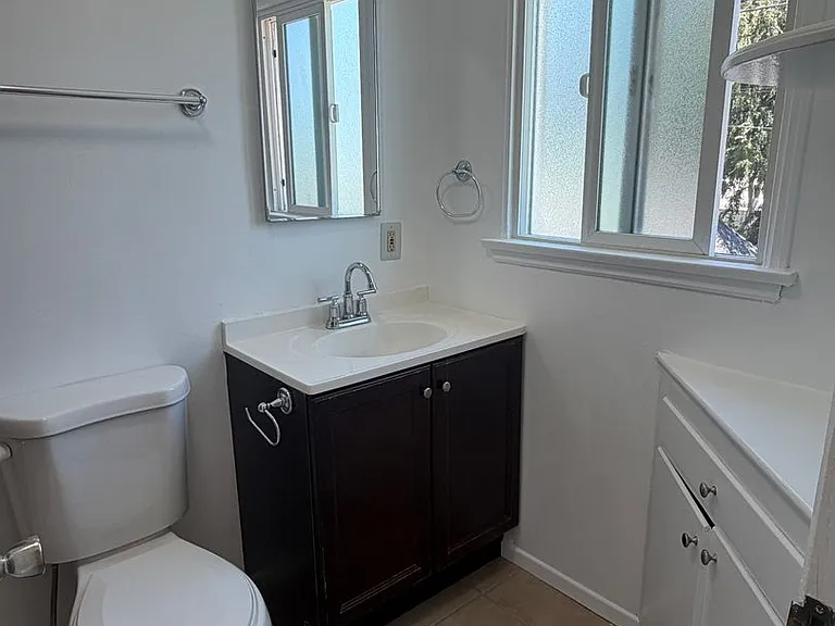 1056 Linden Ave — Photo 10