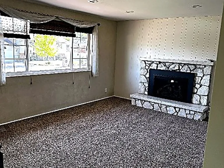 1102 E Sleepy Hollow Ln — Photo 25