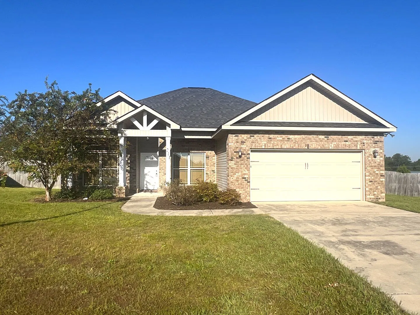 Beautiful Home in Hilltop School Zone — Photo 1