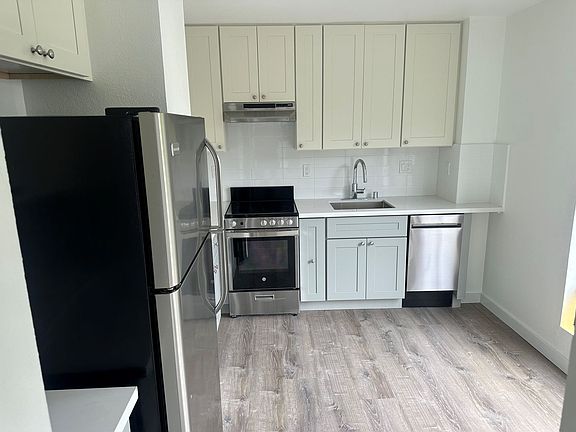 2nd image of 125 Bay St APT 3