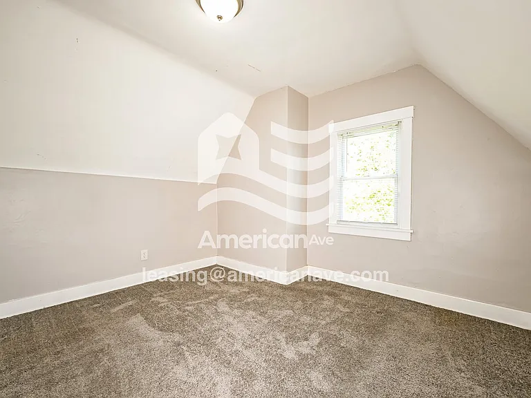 1097736_009_main_bedroom_9.jpg