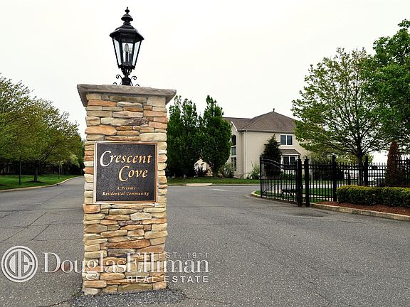 2nd image of 23 Crescent Cove Cir