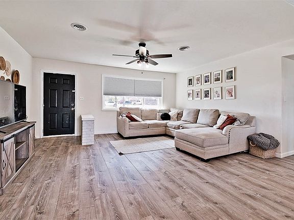2nd image of 2831 E Kenwood St