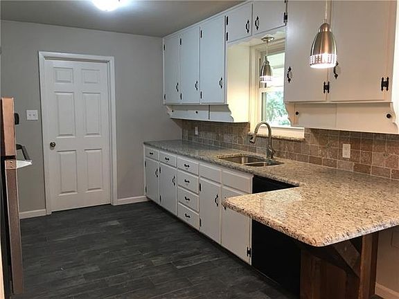 4th image of 1125 Park Center St
