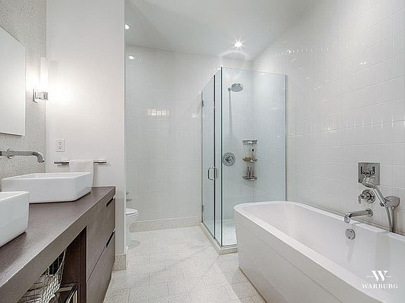 5th image of 360 Furman St APT 444