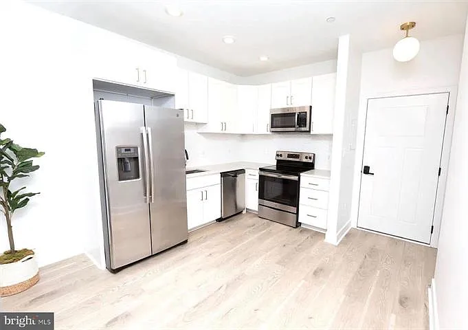 2 bed, 745 sqft, $1,900 — Photo 2