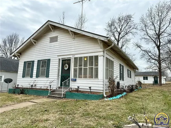 227 Wisconsin Ave, Holton, KS 66436