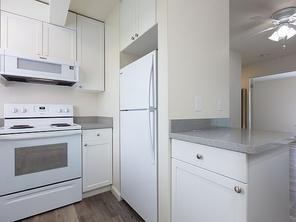 counter color may be white or slightly different quarts color