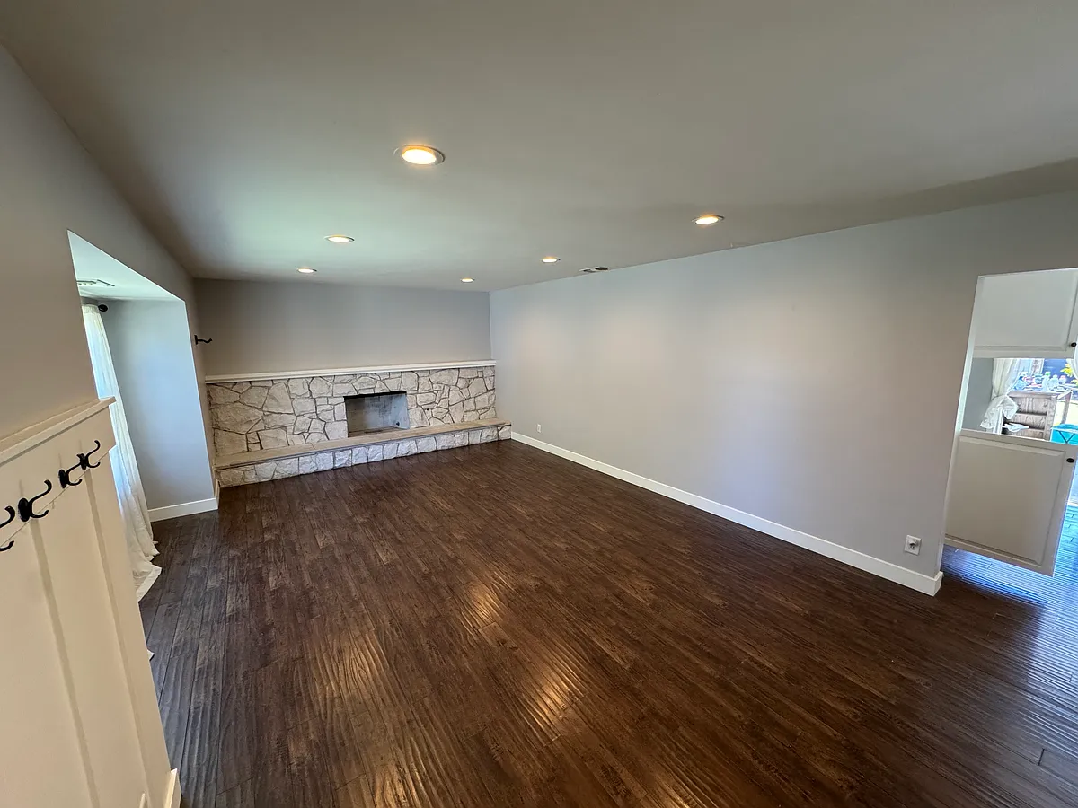 Living room - 1008 Orleavo Dr