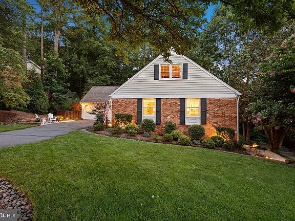 4th image of 3701 Camelot Dr