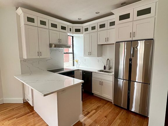 This is how the kitchen looks currently, i.e. after the total renovation. Everything is brand new, from the cabinets to appliances, to the outlets on walls.
